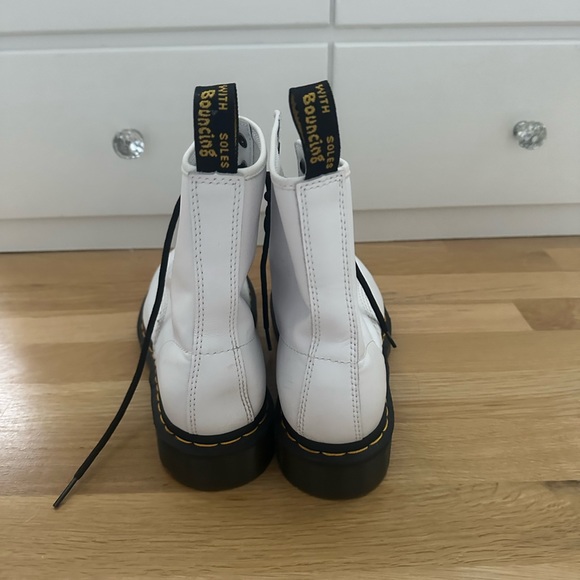 SIZE 9 DR MARTEN WHITE BOOTS - Picture 3 of 8